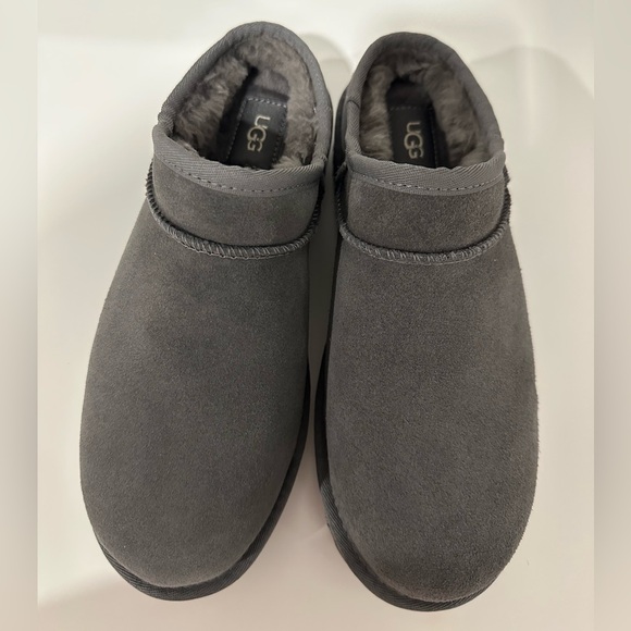 New  UGG Classic Slipper Women's Size 9 - Picture 1 of 5